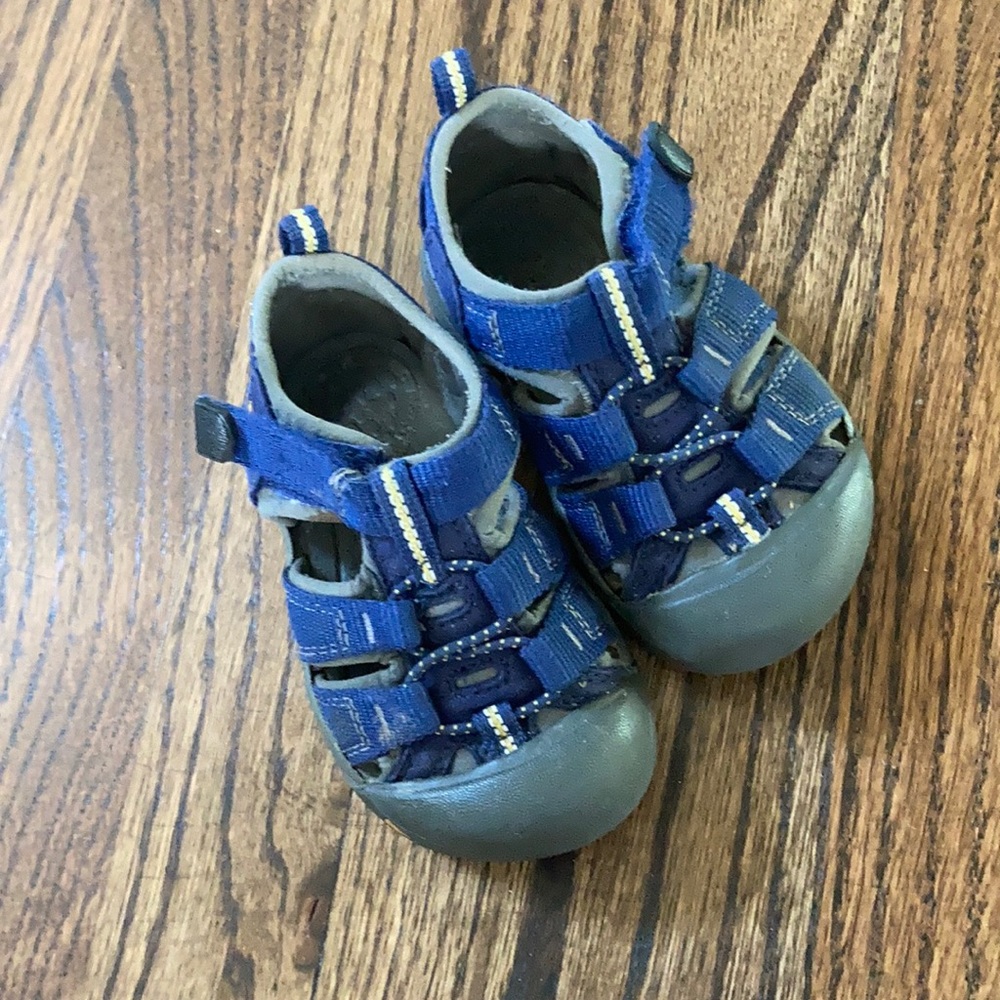Keens toddler size 6